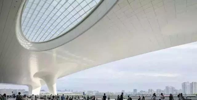 中国在建首条人工智能高铁，设12站，将给游客全新的服务体验