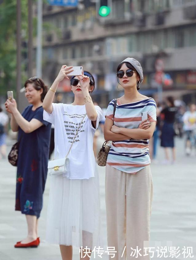 街拍：炎炎夏日，我最喜欢图2美女的穿搭，性感而不妖艳！