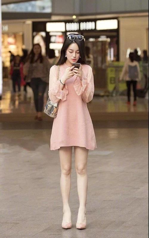 街拍怎么穿也好看!身材微胖白嫩的牛仔辣裤小美女