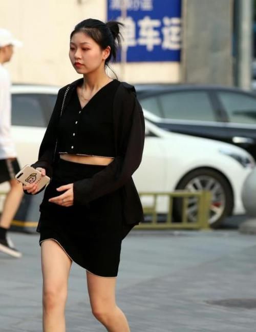  #美女#街拍：温柔可人的美女，一件黑色外套配黑色打底裤，青春靓丽迷人