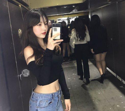 身材完美的牛仔裤美女，气质不弱于街头明星！