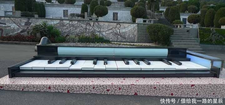 『实拍』实拍邓丽君墓地: 因歌迷长期贴照片, 早已失去原来的样子