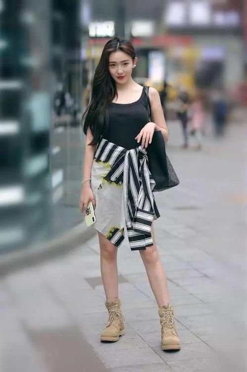  [穿搭]街拍：小姐姐笑容甜美，腰间打结的白色上衣搭配小花裙，清新文雅