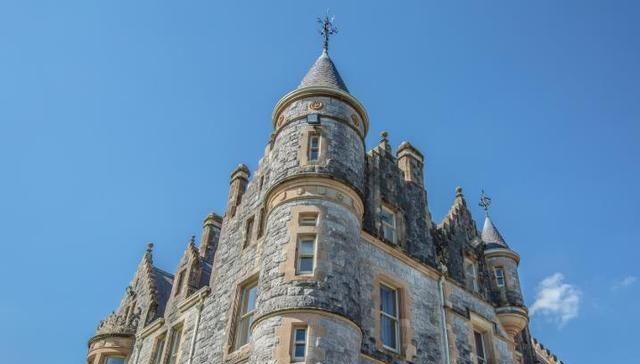 世界上最“危险”的石头,每年都被亲吻40万次,游客还需要躺下