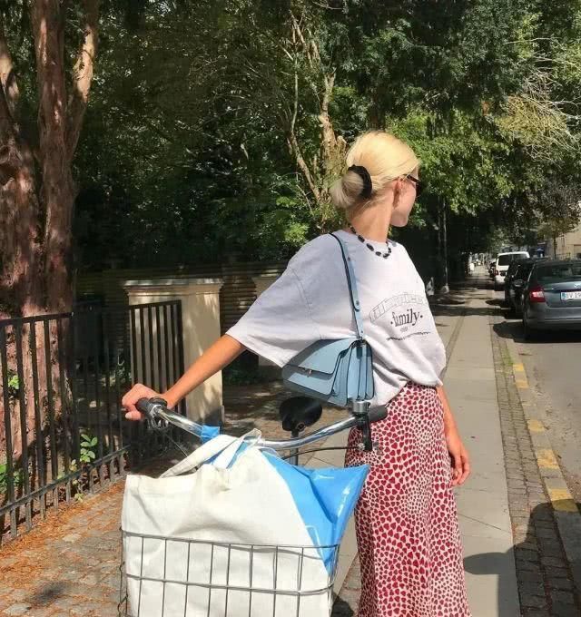  「短袖」聪明美丽的女孩，现在都已经开始挑选短袖了！
