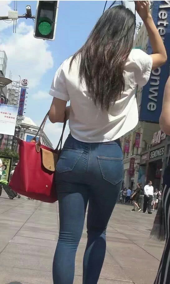 拥有紧致身材的牛仔裤小姐姐，穿出精致美妙的感觉！