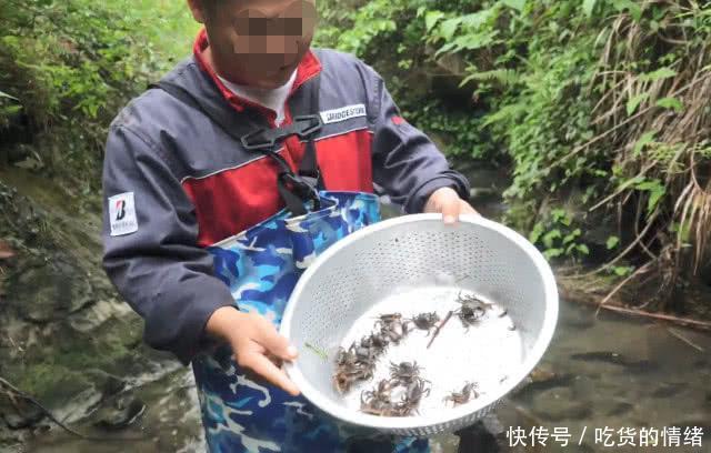 几十米的河道被小伙截流了，在里面肆无忌惮地抓野味，收获几十只