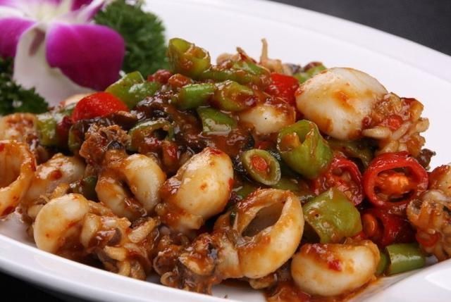  「小炒」小炒牛肉又香又嫩，墨鱼仔香辣爽口，很是美味，自己做菜家常美食