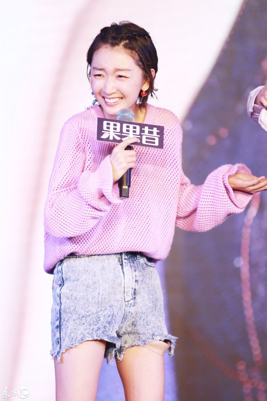 古灵精怪的周冬雨穿件粉色毛衣加短裤出席活动 少女感爆棚