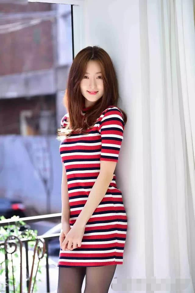 黑丝袜女孩看不够，撩起头发十分的性感、迷人!