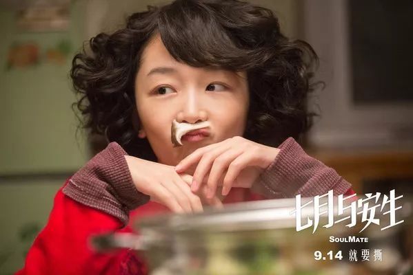 92年周冬雨跟00后易烊千玺宛如同龄人?!出道8年越来越嫩竟是因为.