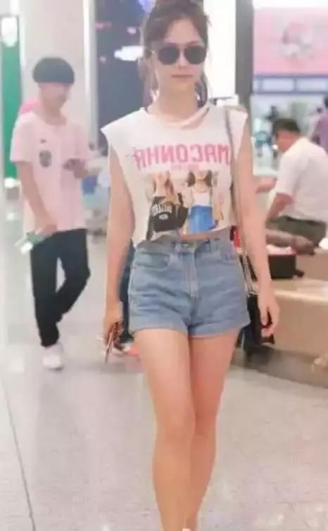 谭松韵街拍美照，一直以为她的腿最粗，网友：她的腰才是亮点