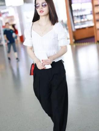 李沁上半身明明穿很美，却偏要搭这条裤子，网友：看起来很瘦腿这