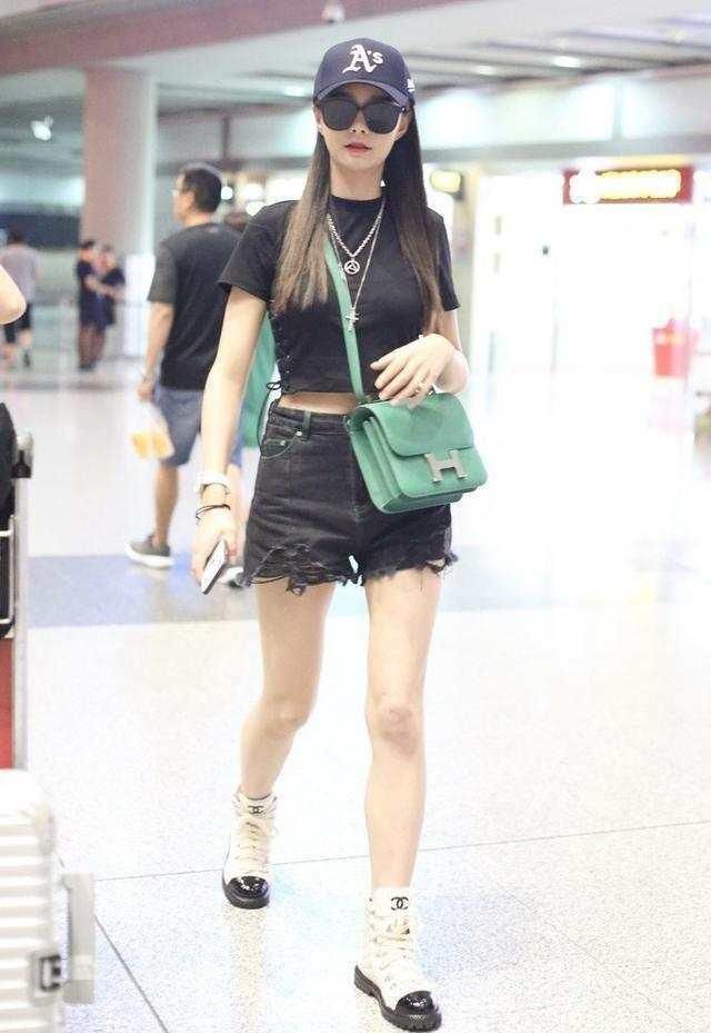 沈梦辰真是猛！穿的是牛仔短裤下面勒得太紧了 网友：根本遮不住