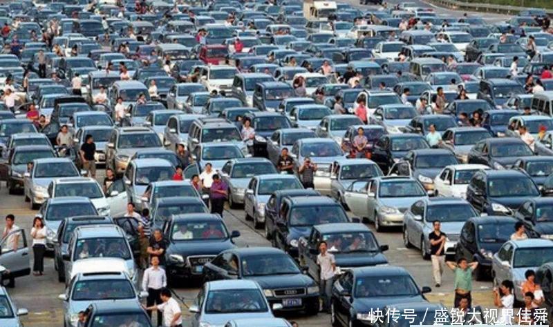 连环相撞、拥堵事故、黄金周遭罪，为啥不能恢复、设立12个黄金周