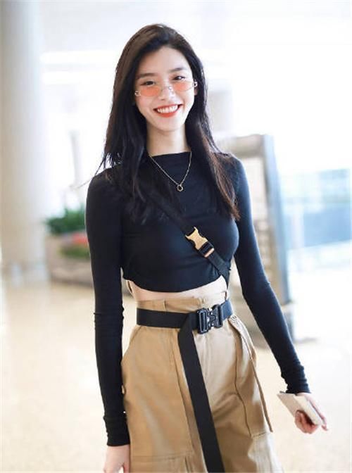 奚梦瑶穿了一身露脐装,转身之后吓坏所有人