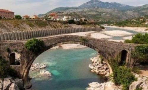 曾与我国“水火不容”，为何如今突然实行免签？中国游客：没兴趣