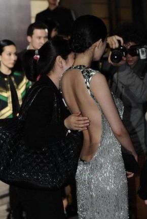 杨幂出席活动，一条露背连衣裙还硬塞安全裤，网友：看得两眼发光