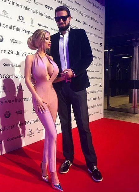 全世界最接近芭比娃娃的姑娘，但是这画风，你真心感受一下