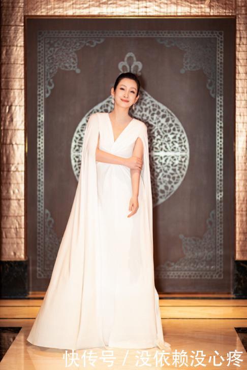 张馨予颁奖华鼎奖