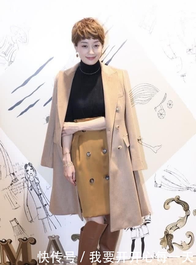 「深蓝色」马伊琍越来越有魅力,穿大衣潇洒有型,穿夹克如个性少女