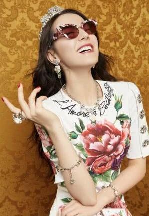 迪丽热巴写真照曝光，笑到牙龈都露出来，网友：仗着颜值为所欲为