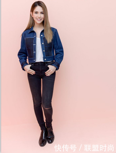 昆凌穿上紧身牛仔裤我呆了，腿缝宽到能放下一个拳头，网友：变了