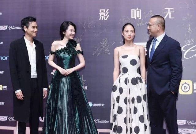 厉害了周韵，让许晴有些妒忌，拍照都不敢靠近!