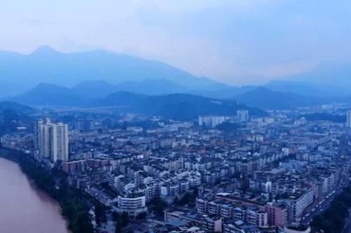 中国雨水最多的城市，一年有200多天都在下雨，网友调侃：真“爱