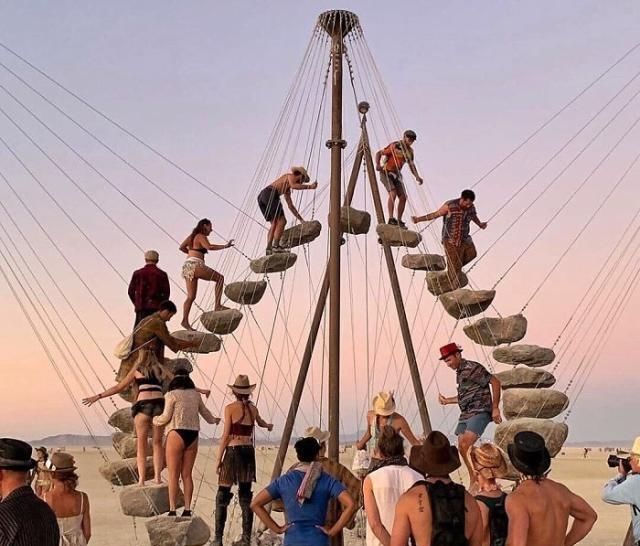 每年的这个时候，美国有一片沙漠就会变成世界上最离奇的地方