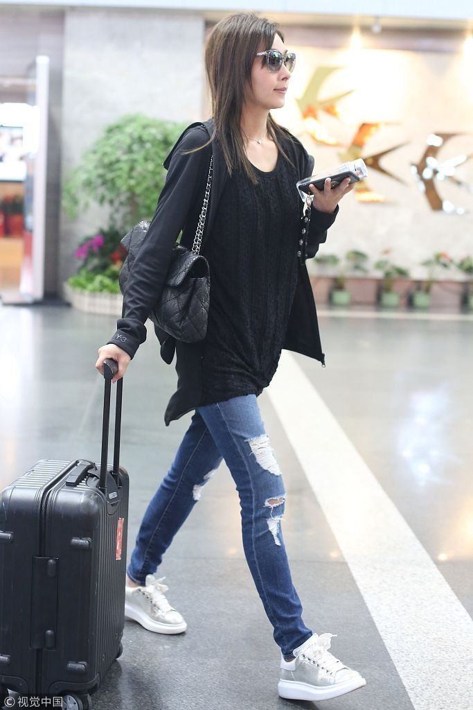 44岁杨恭如黑超遮面星范儿十足  一路大步流星手撩“黑长直”气质