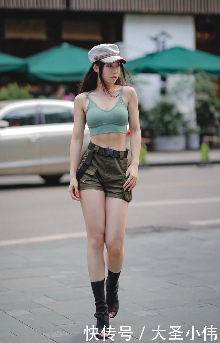  穿搭■美女街拍：前面露出脚趾头，后头露出脚后跟，靓女这靴子买的真划算
