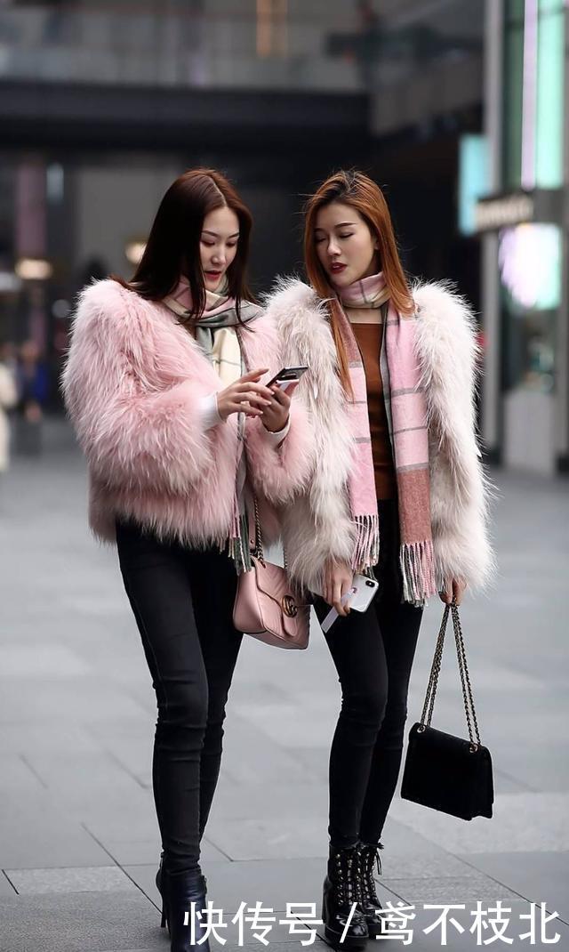 『 气质』展示窈窕的身姿和迷人的气质,街拍:小姐姐简单的穿搭