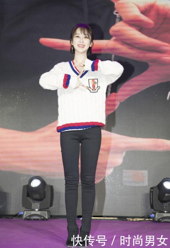 杨紫一身黑现机场，与身旁帅哥亲密耳语，网友：秦俊杰知道吗？