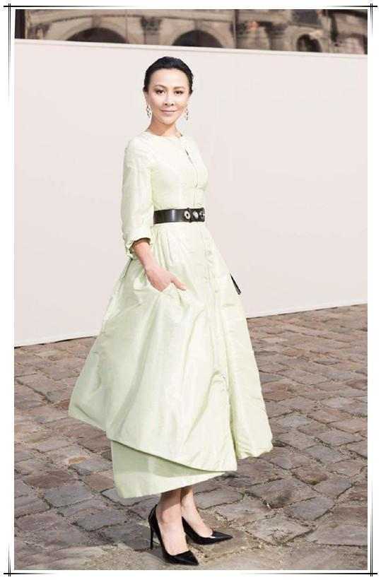 刘嘉玲素颜逛街被偶遇, 皮肤蜡黄似大妈, 网友: 终于相信你53岁了