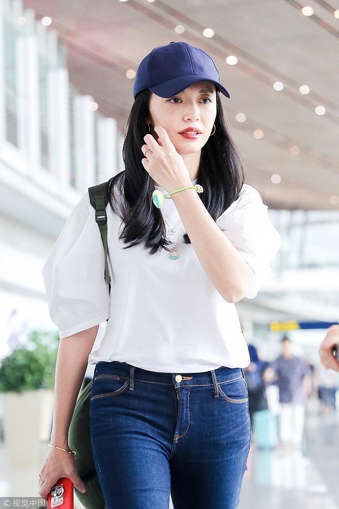 “辣妈”姚晨撩发秀婚戒眼睛无神显疲惫  背双肩包疾走展长腿青春