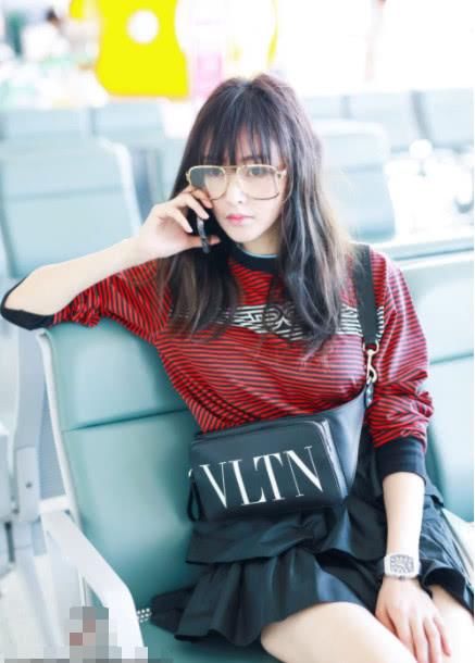 张天爱的短裤比上衣还短，这腿缝有亮点，网友：撞脸Angelababy！