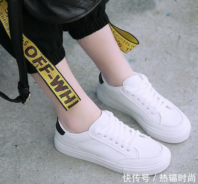 陈妍希一家三口现身机场, 大家却被她脚上的鞋子圈粉, 真心好看