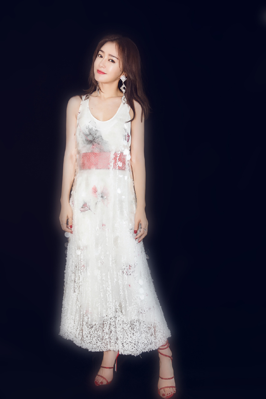 37岁秦岚太惊艳了！一袭黑色长裙配红唇，网友：性感与气场兼得