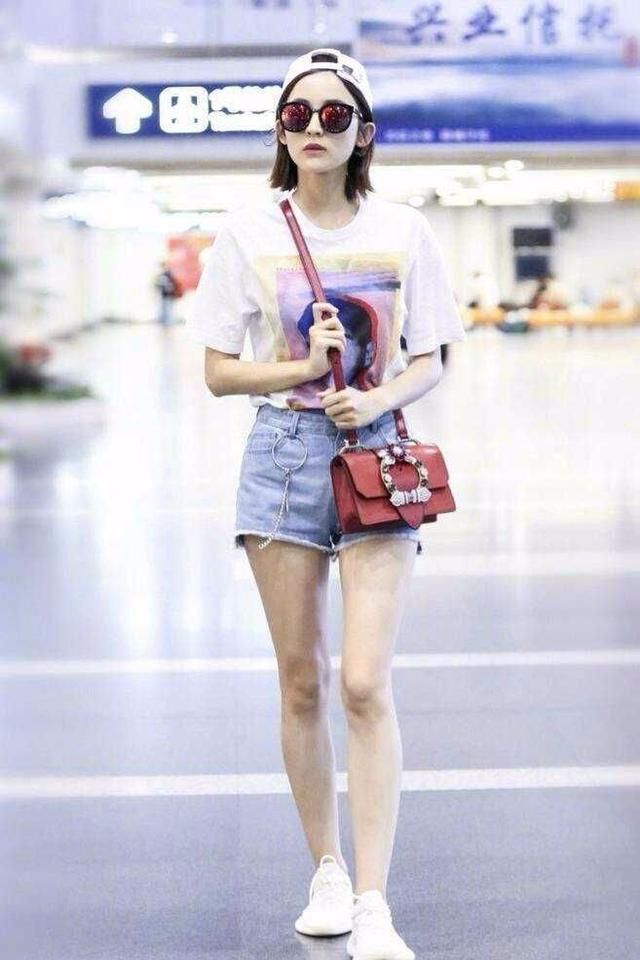 娜扎不愧是长腿界的扛把子，拍写真都穿平底鞋，网友：腿长任性！