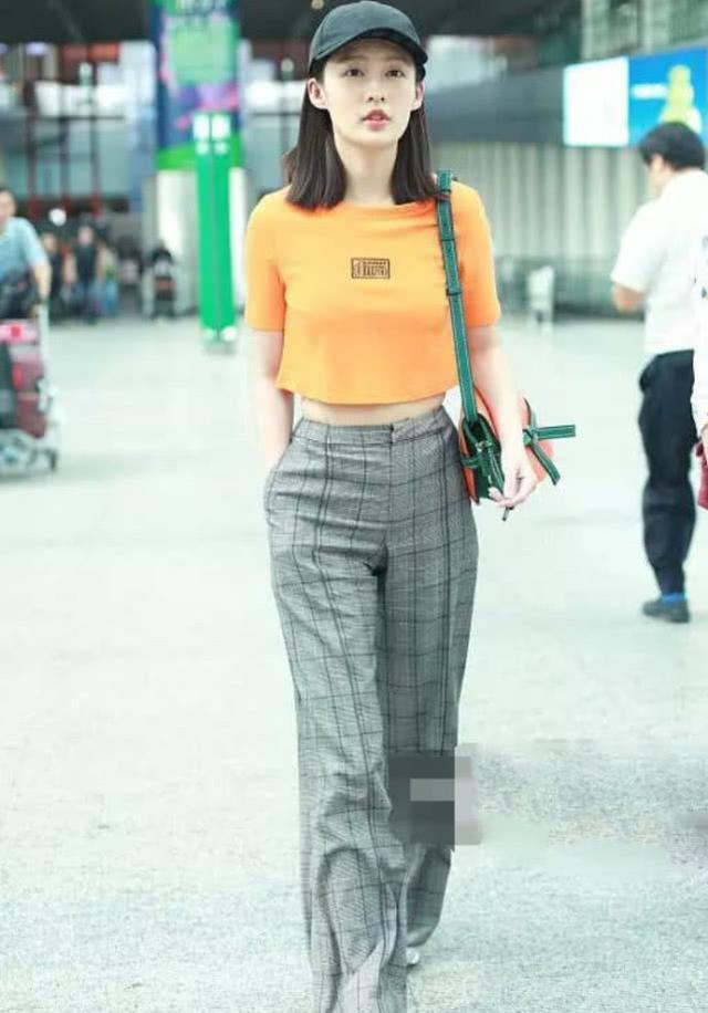 李沁穿着变大胆，衣服挺俏皮，网友：哪都好，就是腰部赘肉暴露了