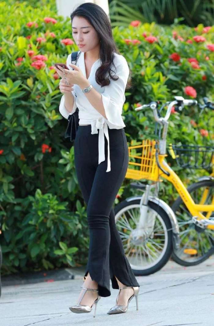 美女街拍, 能把逛街当成秀场也是没谁了, 气质和颜值都非常出众