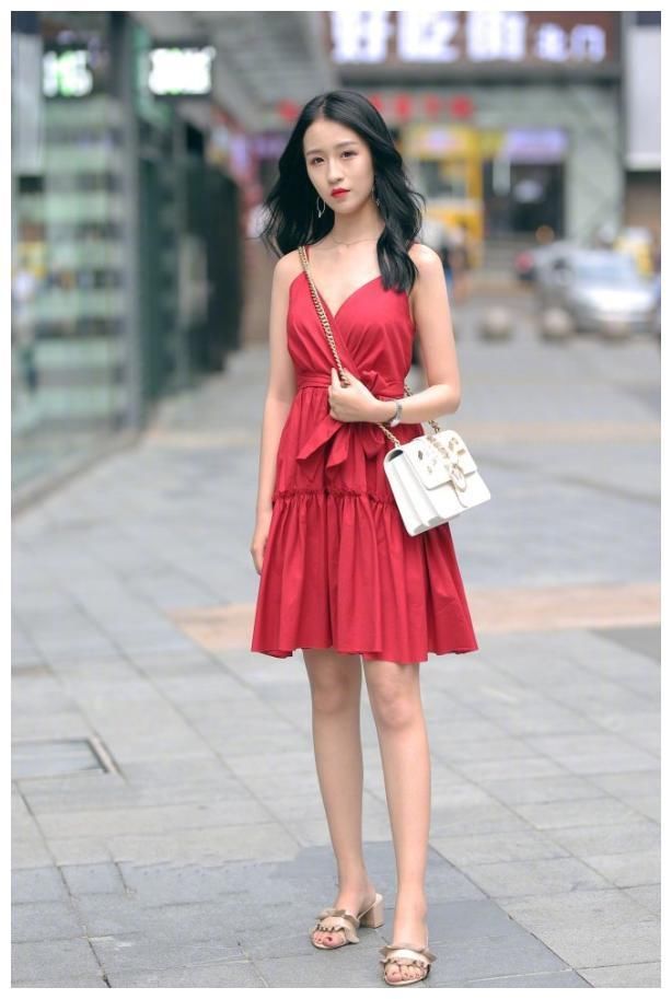 街拍：小姐姐身姿曼妙，一双美眼妩媚撩人