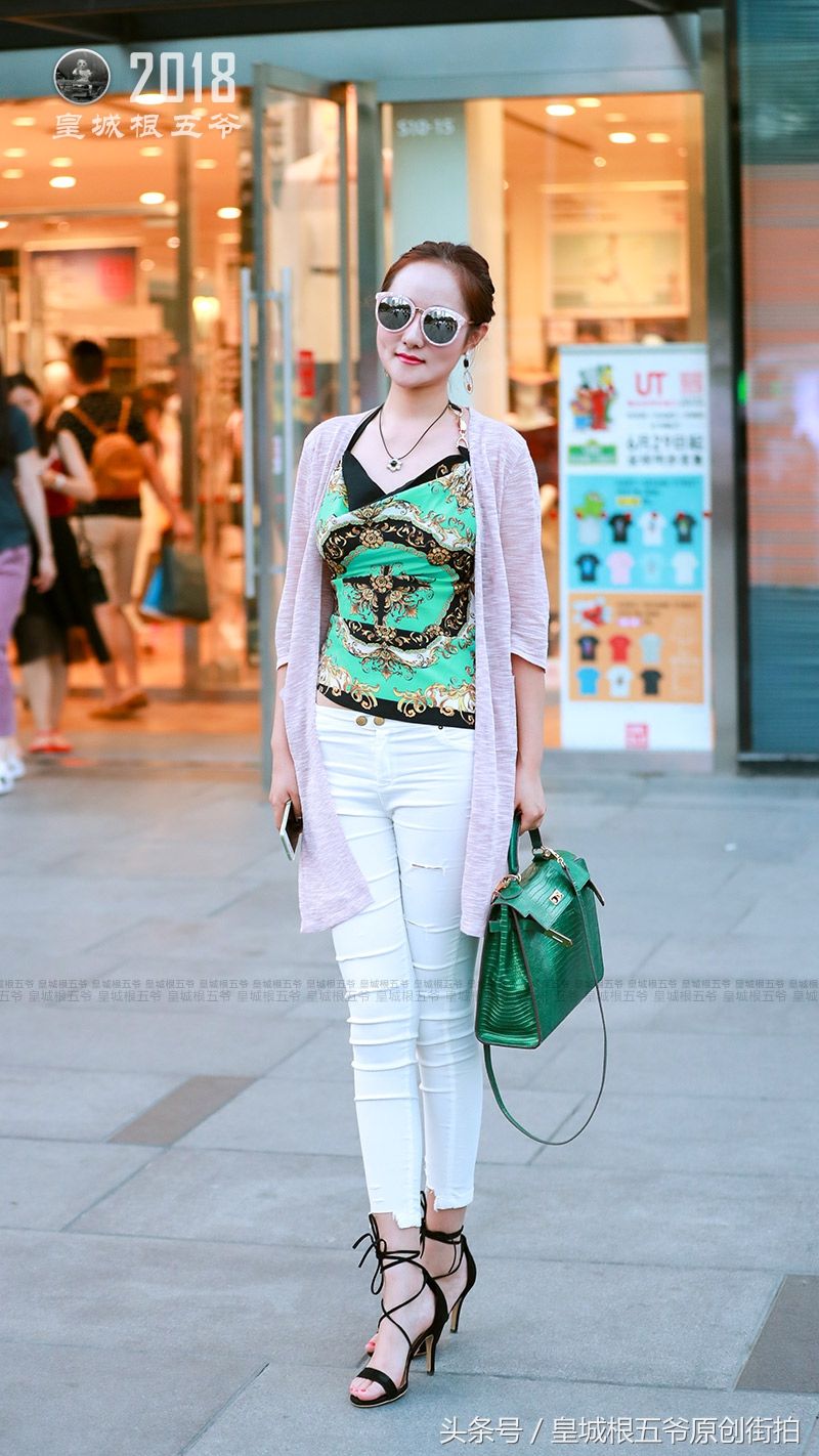 街拍:那些身材好颜值高的姑娘,都喜欢独自逛街