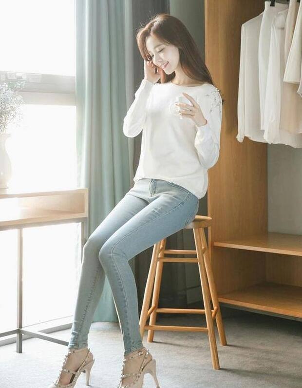 路人街拍，小姐姐真的是太苗条了，要多吃饭哦