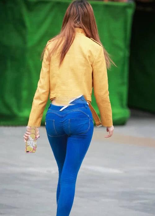 时尚辣妈丰腴大象腿紧致有力，紧身裤裹出肥硕臀线，边走边打哈欠