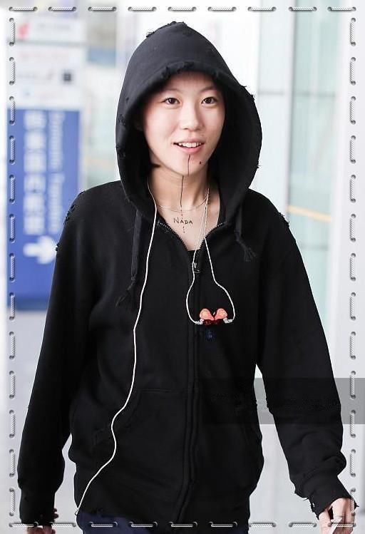 窦靖童轻装上阵！茶缸、木箱全都不见了，网友：这么利落真不习惯