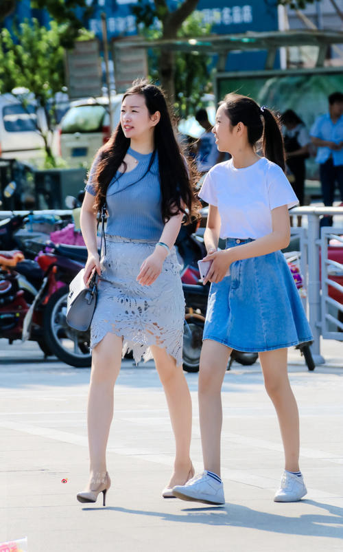 路人街拍,生活水平步步高,妈妈越来越年轻