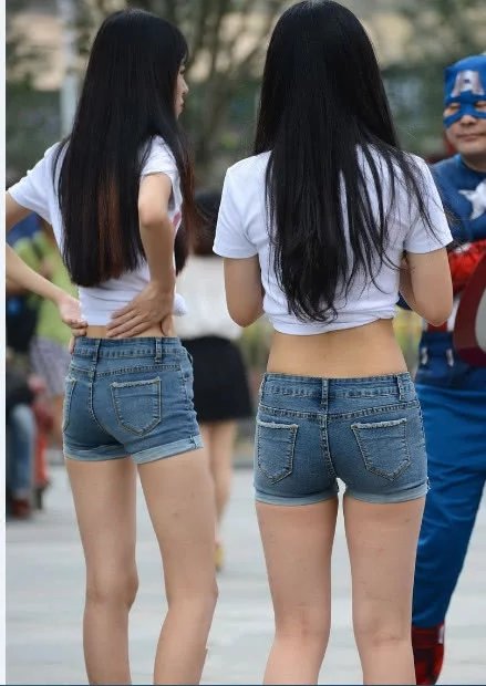 俏皮小姐姐穿出火辣身材，一双筷子腿青春甜美风满满