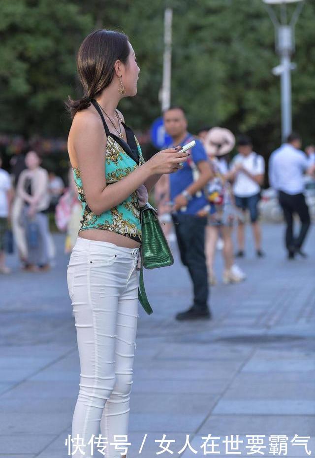 「 美女」紧身裤秀出完美身形!,美女吊带装出街略显粉彩